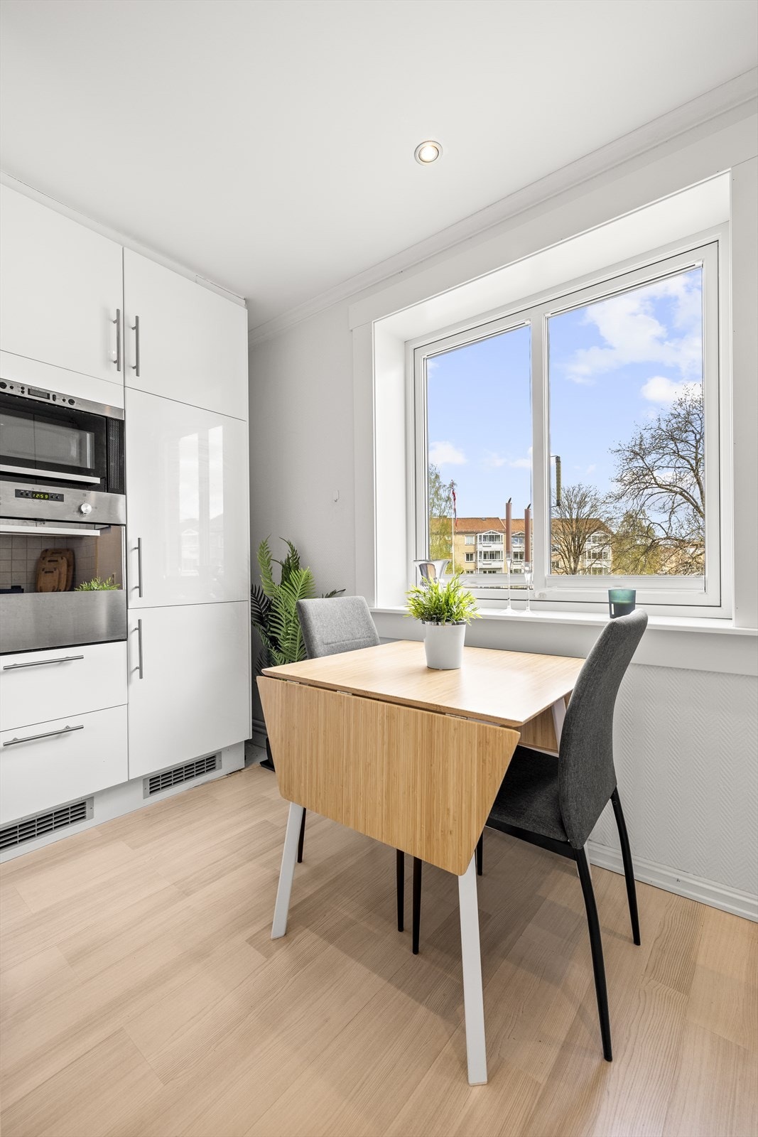 Kjøkkenet har god plass til en koselig sittegruppe ved vinduet. Galleribilde