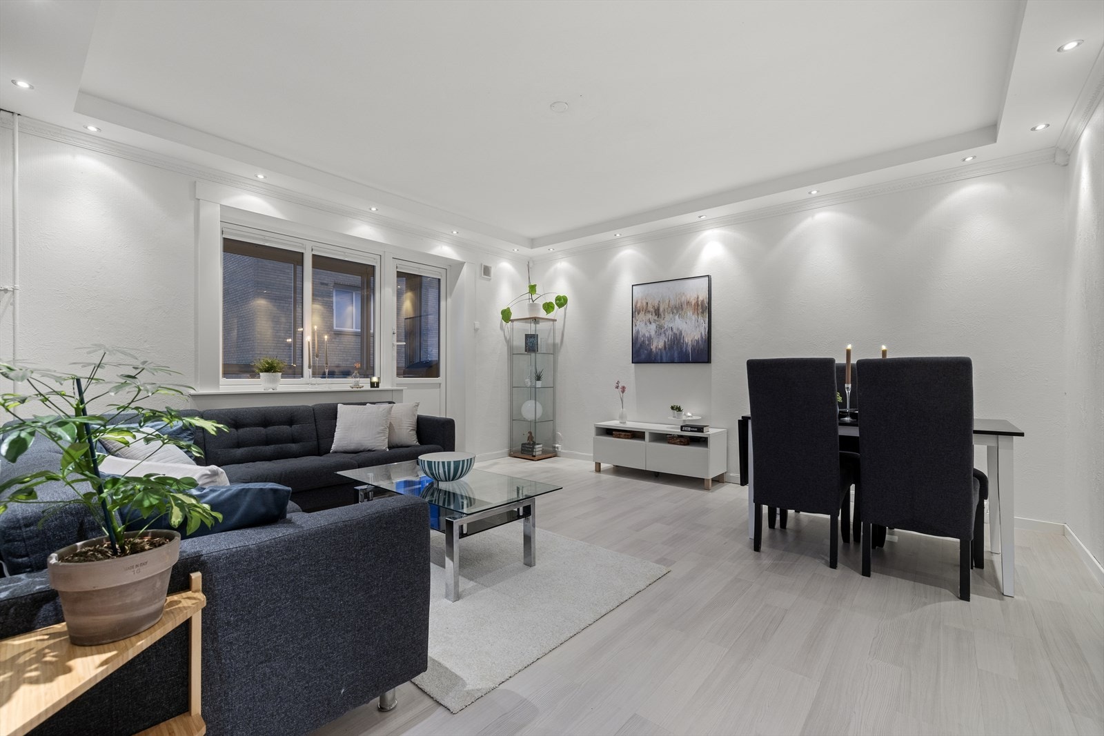 Lys og romslig stue med downlights i himling. Galleribilde