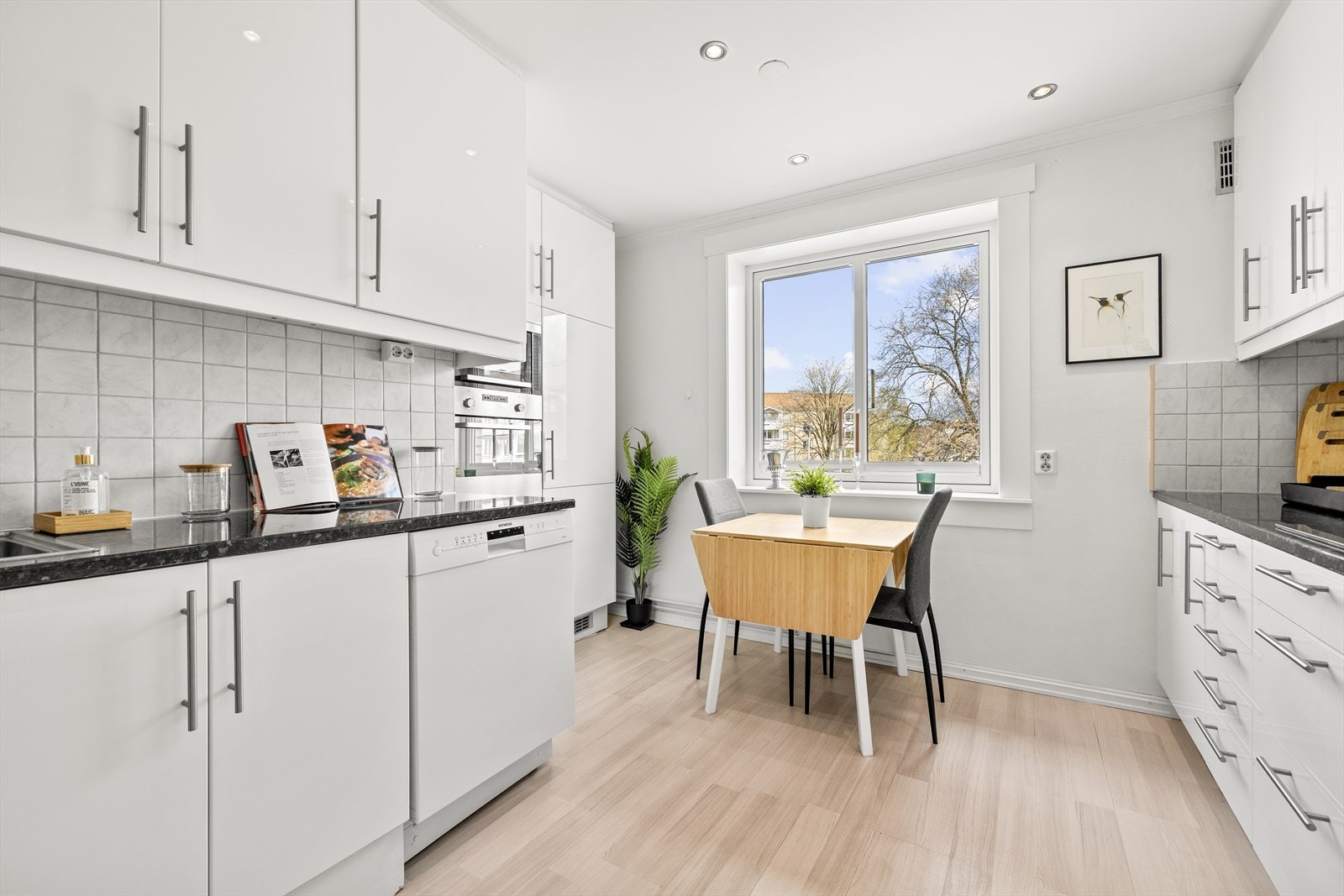 Downlight i himling som kan dimmes. Galleribilde