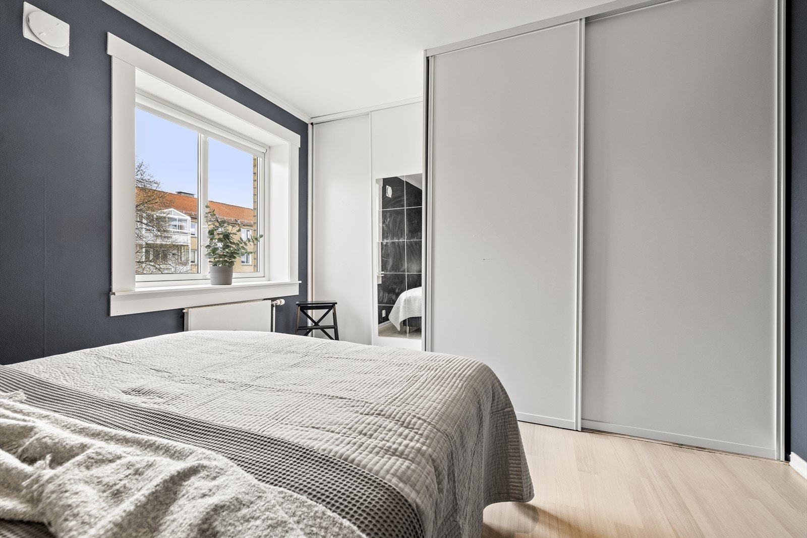 Rommet er godt utstyrt med garderobeskap med skyvedører. Galleribilde