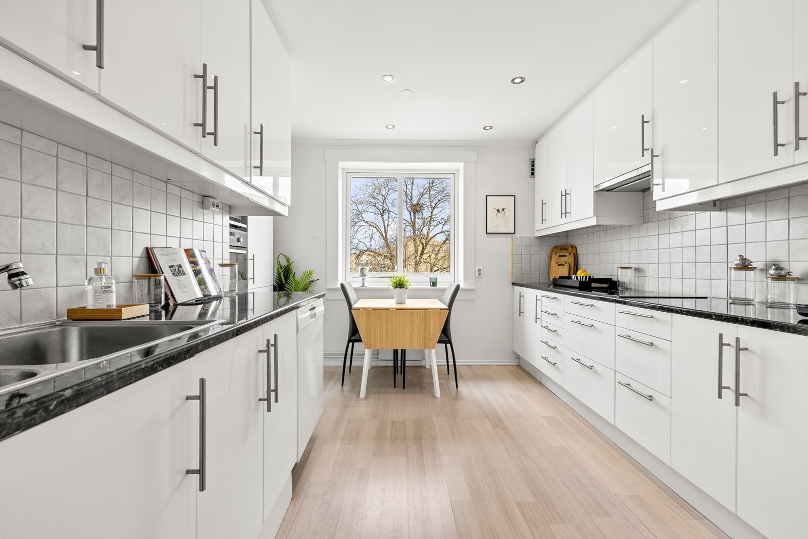 Kjøkkenet er lyst og og har glatt kjøkkeninnredning fra ca. 2013 med laminert benkeplate. Galleribilde