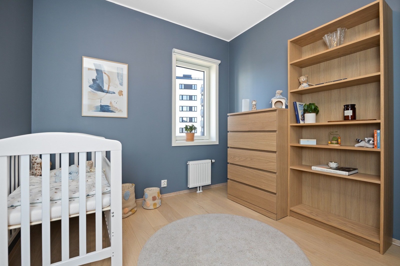 Soverommet vender mot indre gårdsrom og fremstår som lunt selv på de varmeste sommerdagene Galleribilde