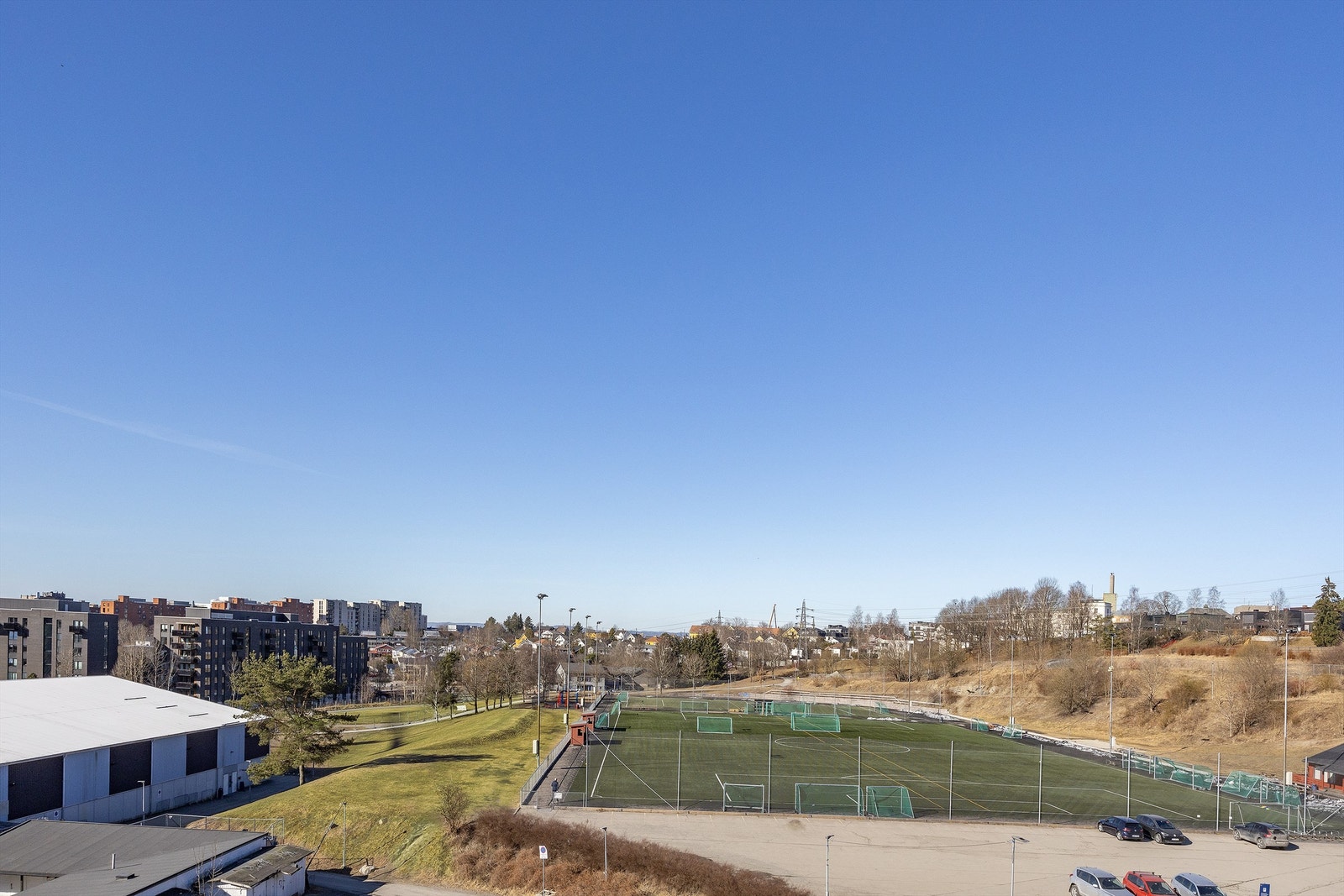 I følge selger er solen på balkongen fra ca. kl. 11.00-12:00 frem til kl. 22:00-23:00 på sommerstid. Her får du førsteklasses billett til Oslos mange, nydelige solnedganger Galleribilde