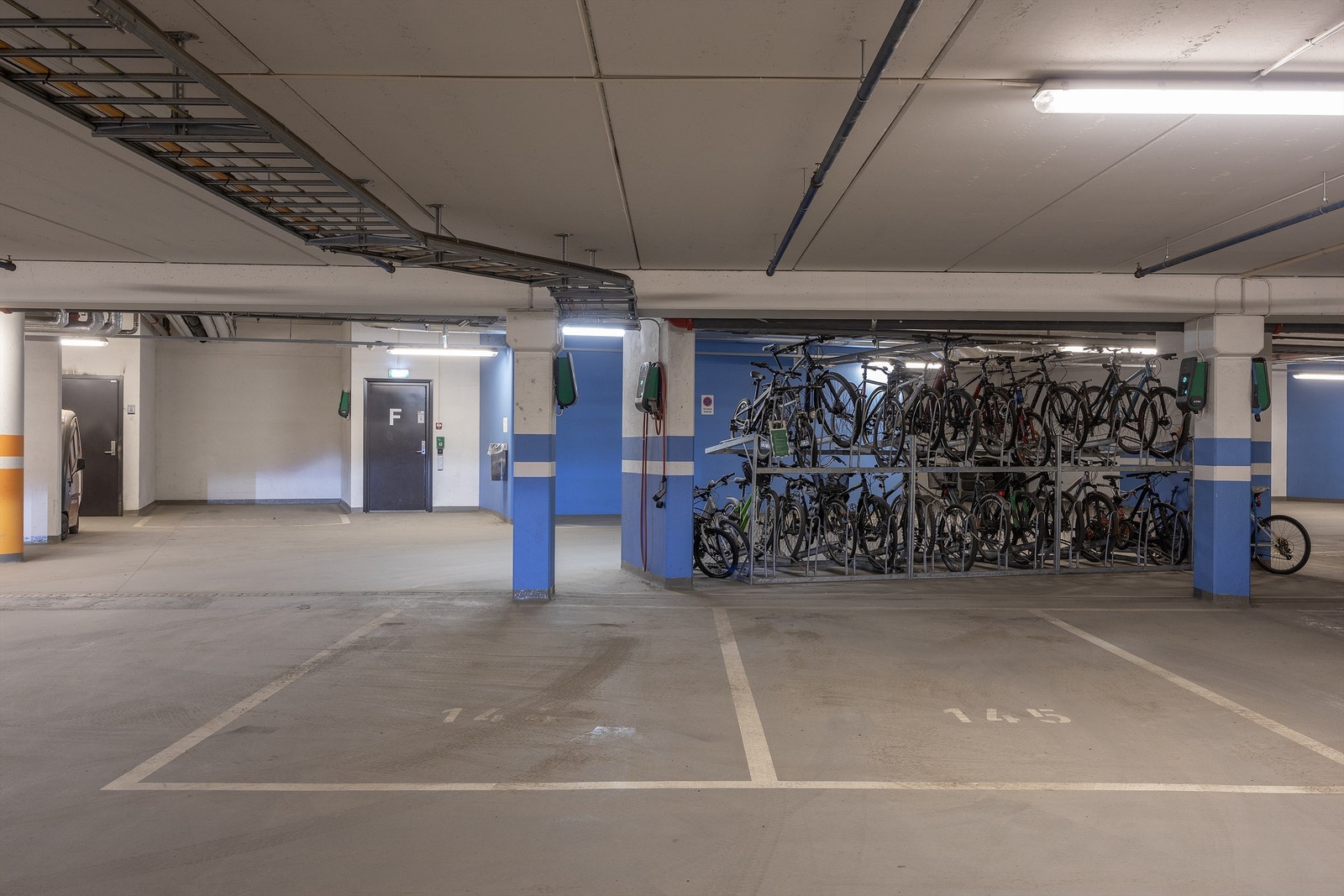 Det medfølger en garasjeplass med elbillader i felles lukket garasjeanlegg. I garasjeanlegget er det også felles sykkelparkering. Det finnes flere sykkelstativer, samt eget sykkelrom i underetasjen. Galleribilde