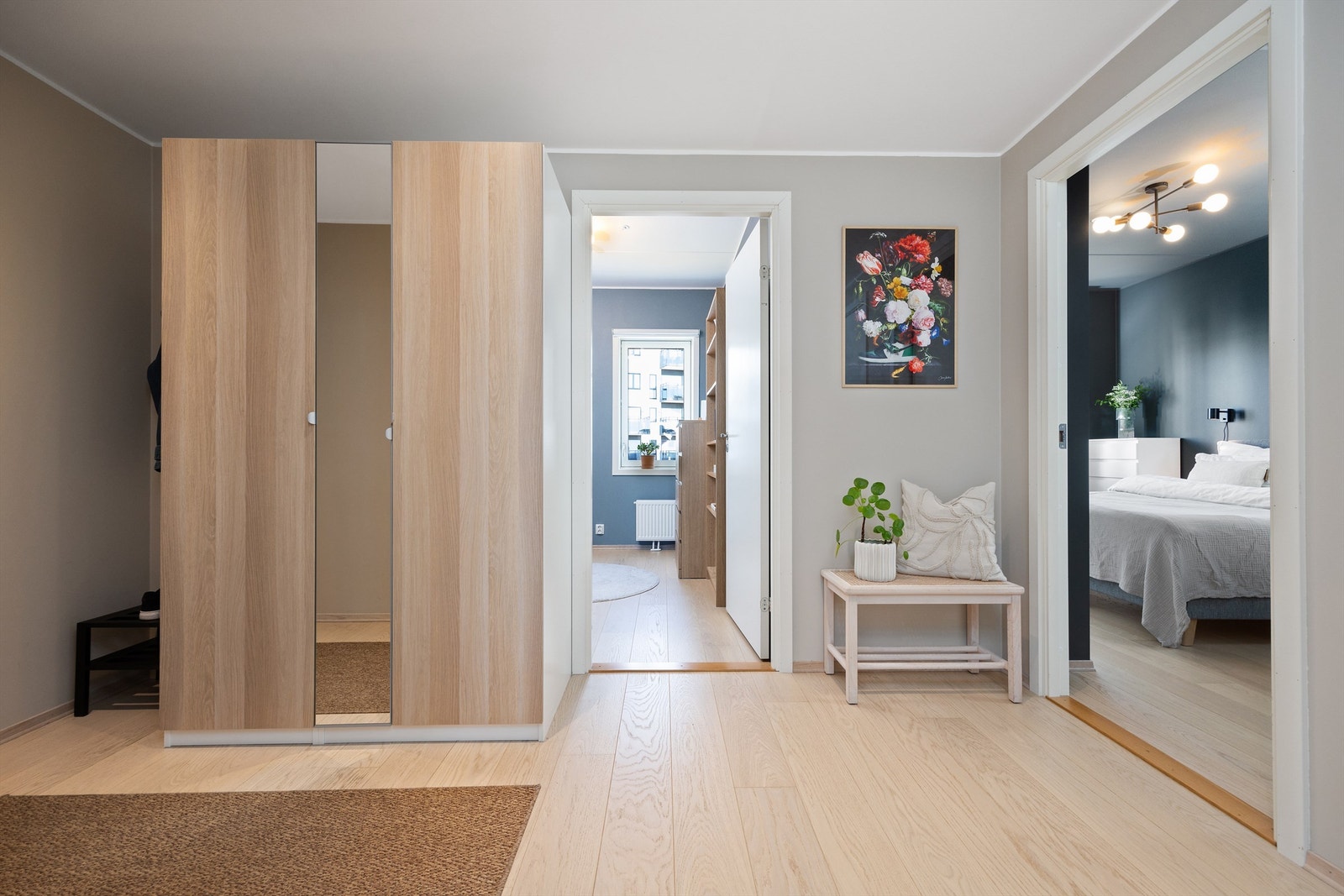 Lekker lys enstavs eikeparkett på gulv. Downlights i nedsenket himling. Porttelefon med døråpner og kamera Galleribilde