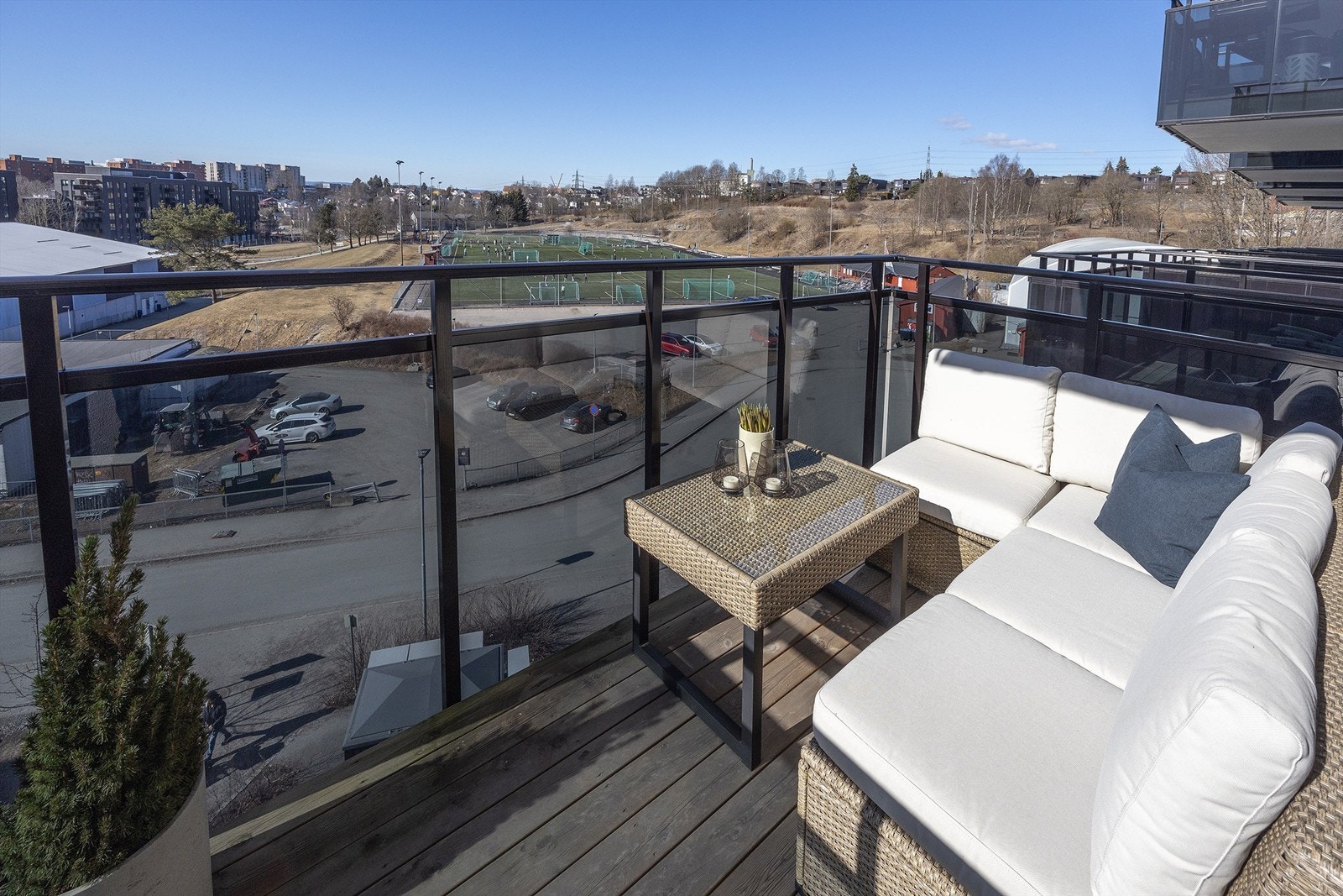 Balkongen er overbygget av balkongen over, noe som gjør at du kan nyte balkongen selv på dager hvor været ikke er optimalt Galleribilde