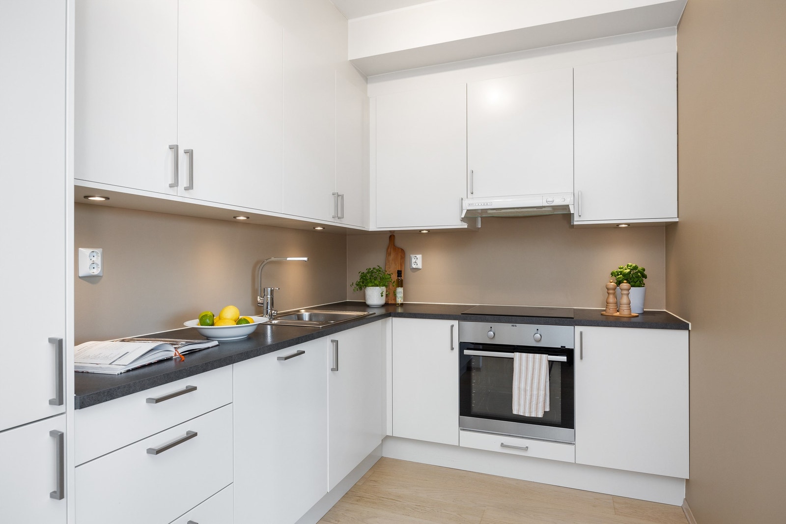 Lekker kjøkkeninnredning i åpen og delvis skjermet løsning fra stuen Galleribilde