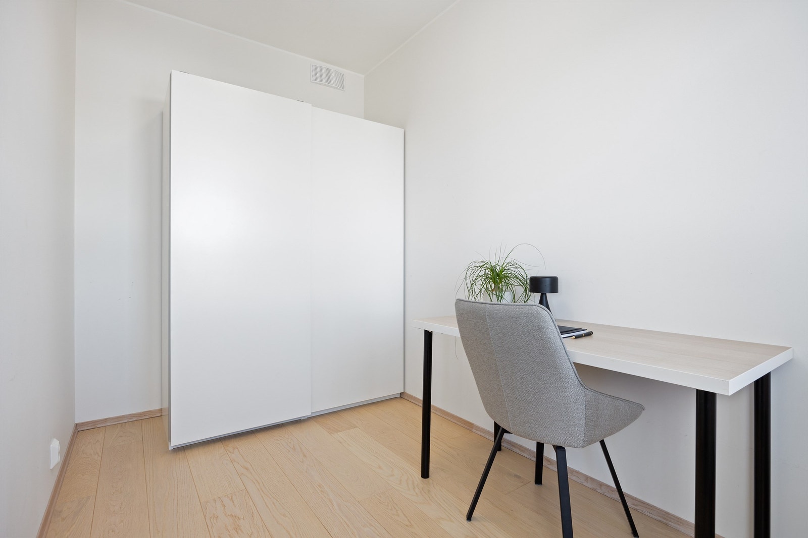 Rikelig med lysinnslipp fra stort vindu. Lysmalte slette vegg- og takflater. Rommet har adkomst fra stuen og er per i dag innredet som kontor. Skap medfølger Galleribilde