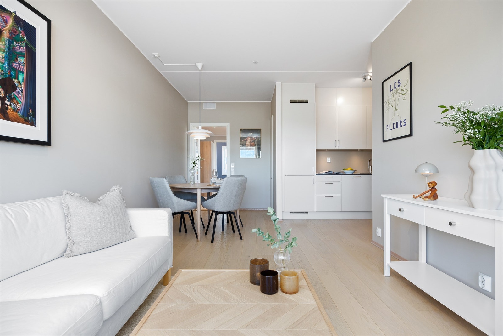 Den åpne stue- og kjøkkenløsningen gir mange møbleringsmuligheter. Her er det enkelt å innrede slik du ønsker Galleribilde