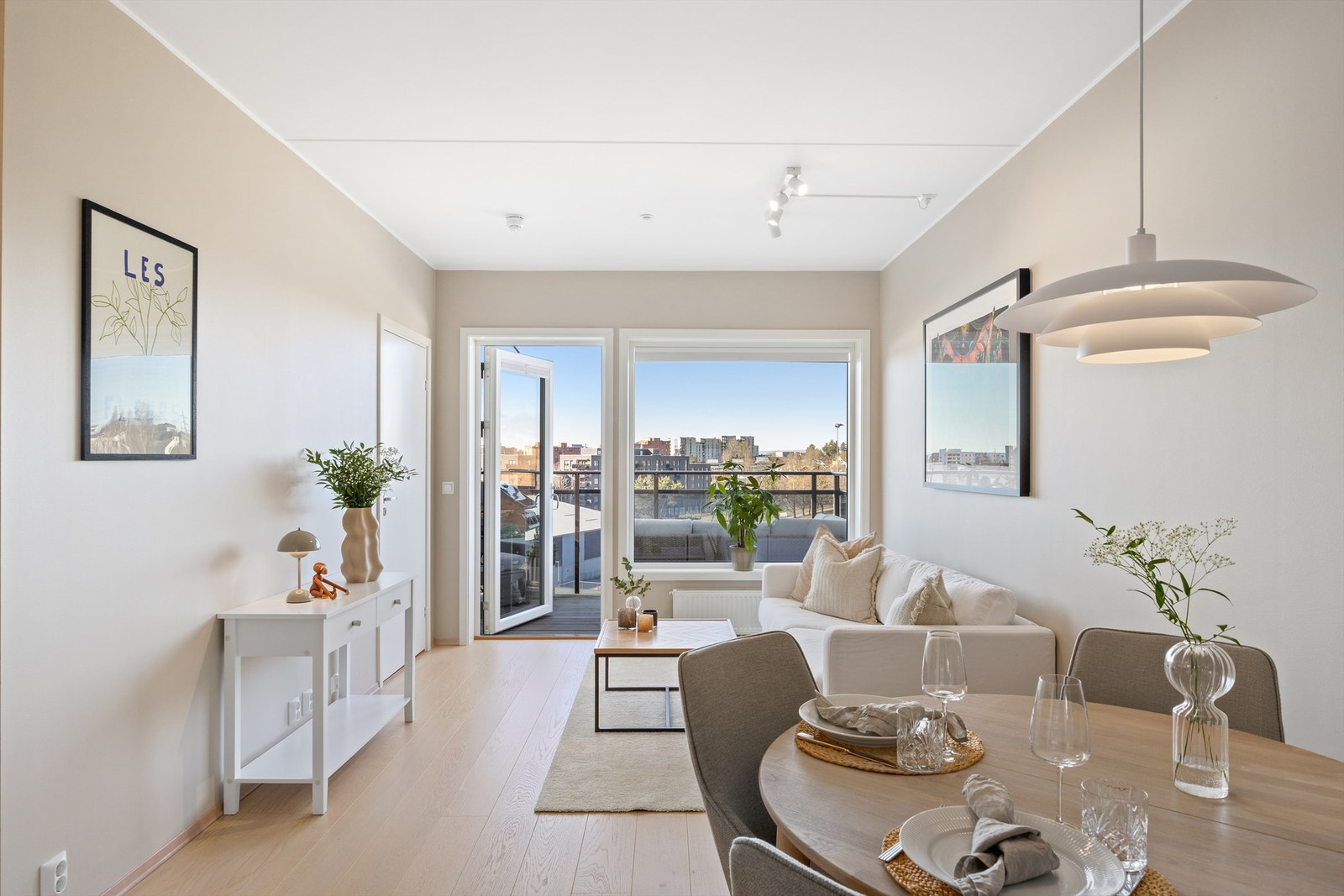 Utgang til solrik vestvendt balkong på 7 m² uten innsyn med sol frem til solnedgang Galleribilde