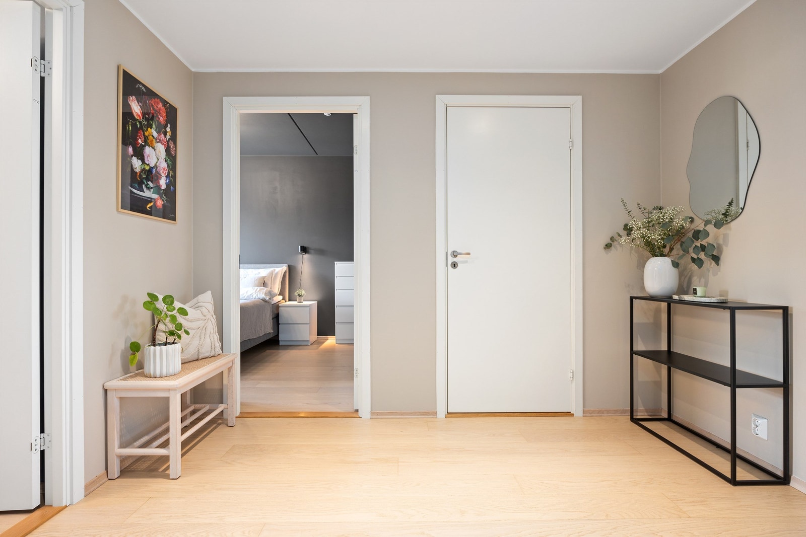 Romslig og innbydende entré med god oppbevaringsplass i stort garderobeskap Galleribilde