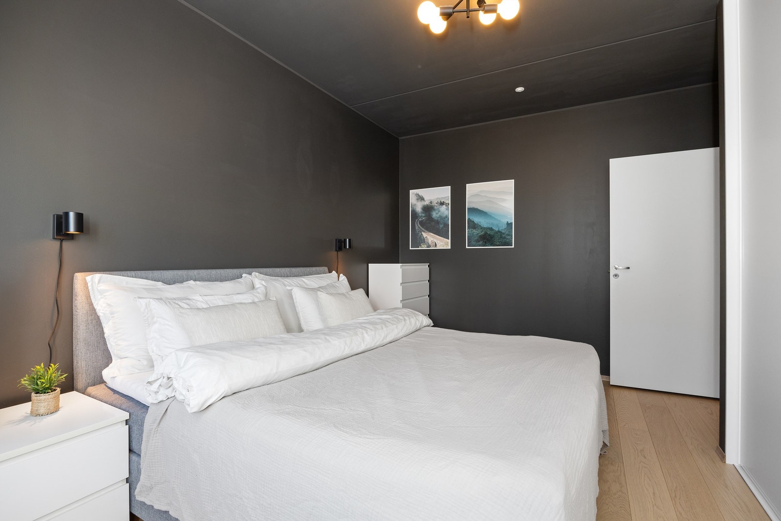 Kjekt å vite! Leiligheten har miljøvennlig oppvarming med fjernvarme og balansert ventilasjonssystem som leverer frisk og renset luft Galleribilde