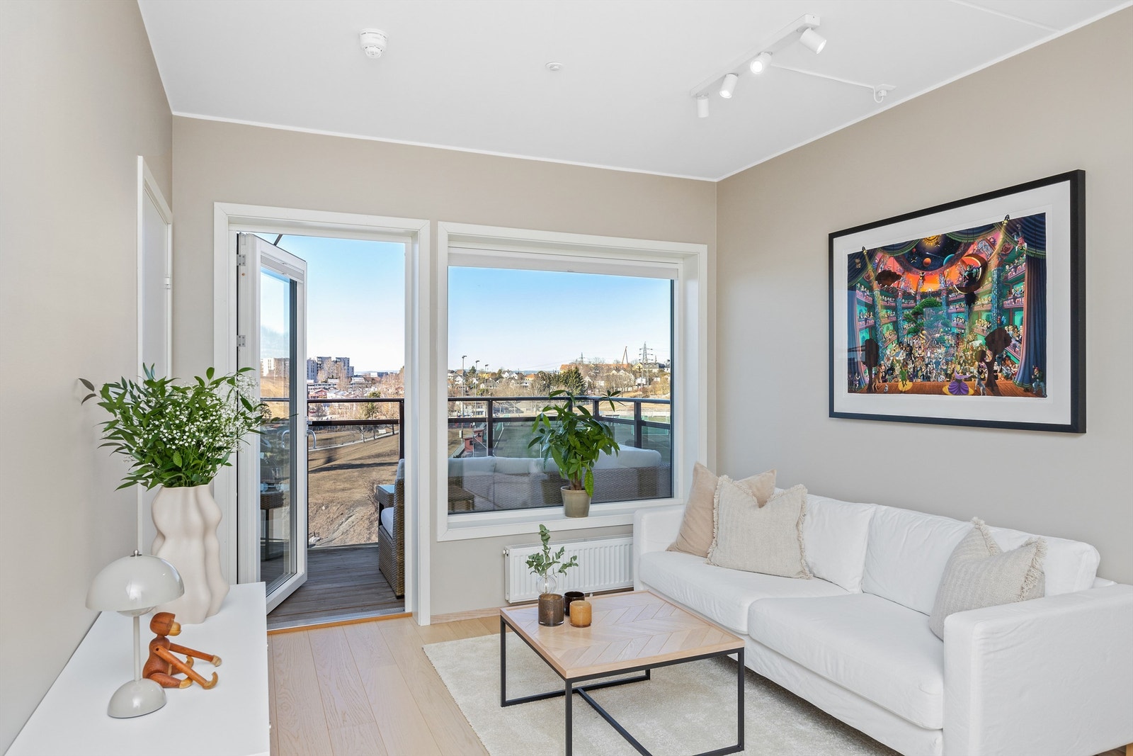 Fra stuen er det direkte utgang til solrik vestvendt balkong på 7 m². Galleribilde