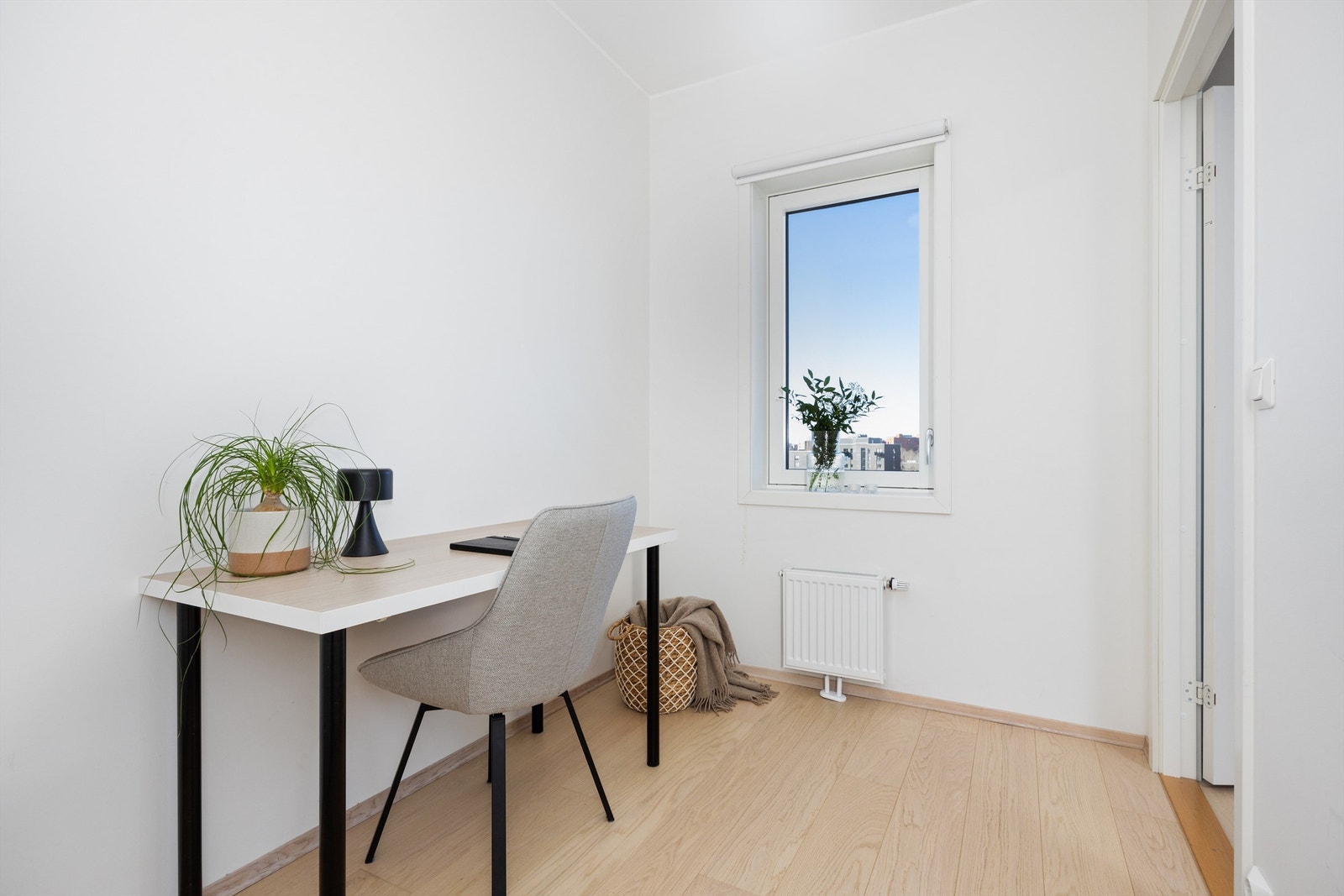 Boligens tredje soverom er også av fin størrelse og passer utmerket som gjesterom, barnerom eller kontor. Her er det god plass til seng, skap og arbeidsbord/kommode Galleribilde