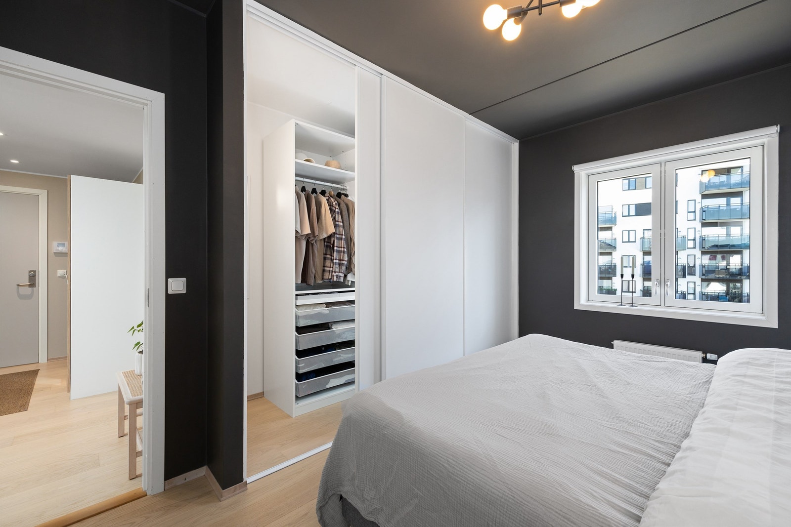 Her er det rikelig med oppbevaringsplass i stor walk-in garderobe med diverse innredning og skyvedørsfronter. Rikelig med lysinnslipp fra stort vindu Galleribilde