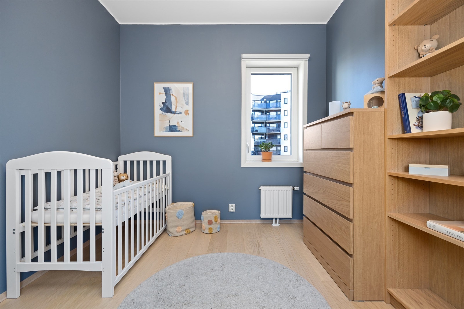 Boligens andre soverom er også av fin størrelse og passer utmerket som gjesterom, barnerom eller kontor. Her er det god plass til seng, skap og arbeidsbord/kommode Galleribilde