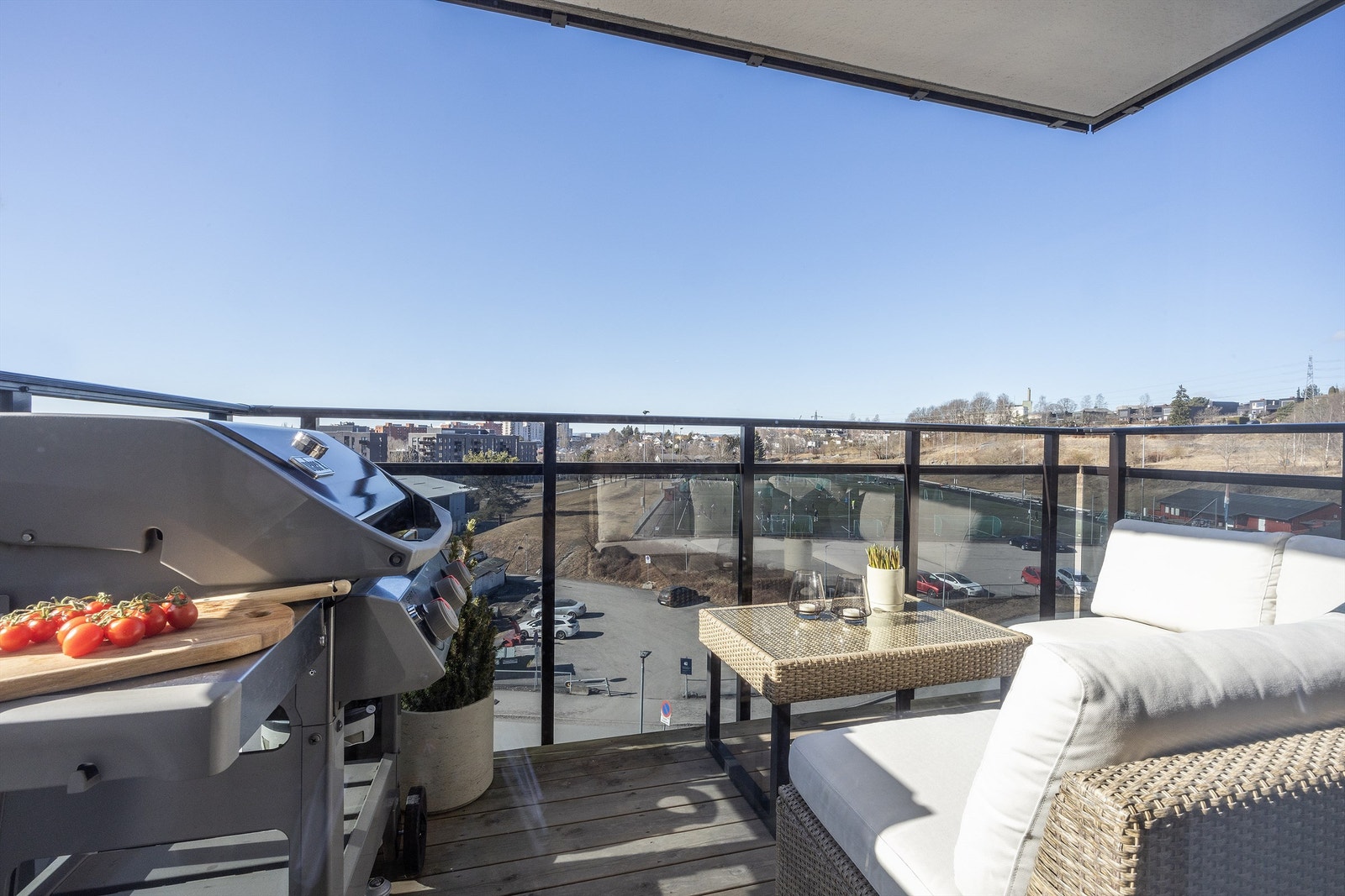 Balkongen vender mot vest og byr på deilige solforhold. Det er ingen innsyn, men flott utsikt over grønne utearealer Galleribilde