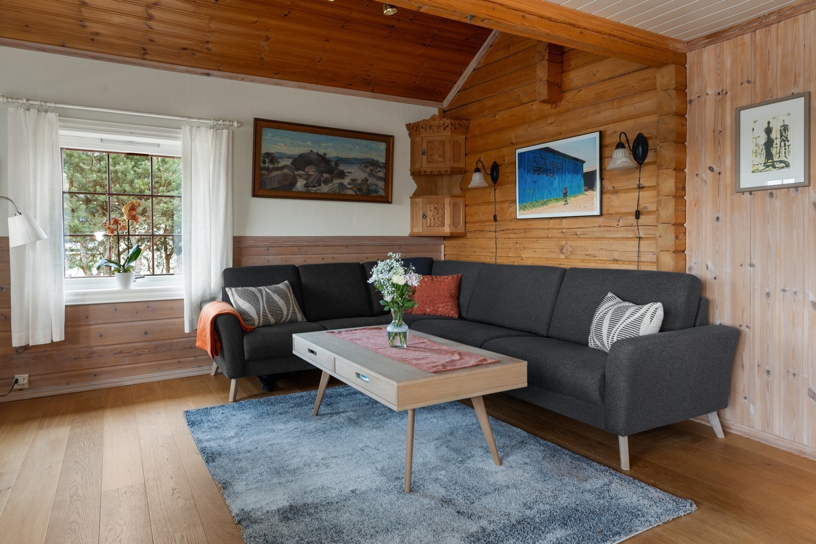 Huset ble bygget i 1988 og fremstår som godt vedlikeholdt. Galleribilde