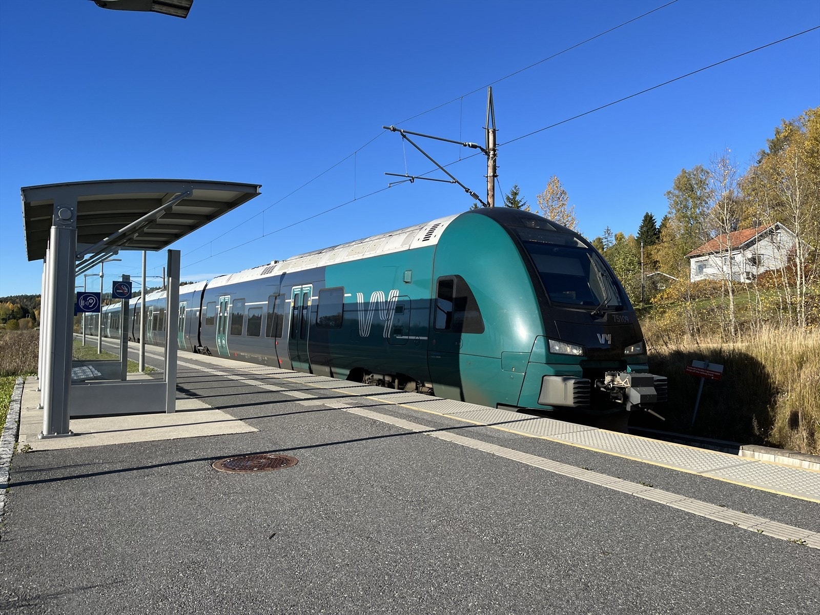 Toget bruker ca 21 min til Oslo fra Skotbu stasjon, som ligger ca 10 min gange fra boligen. Galleribilde