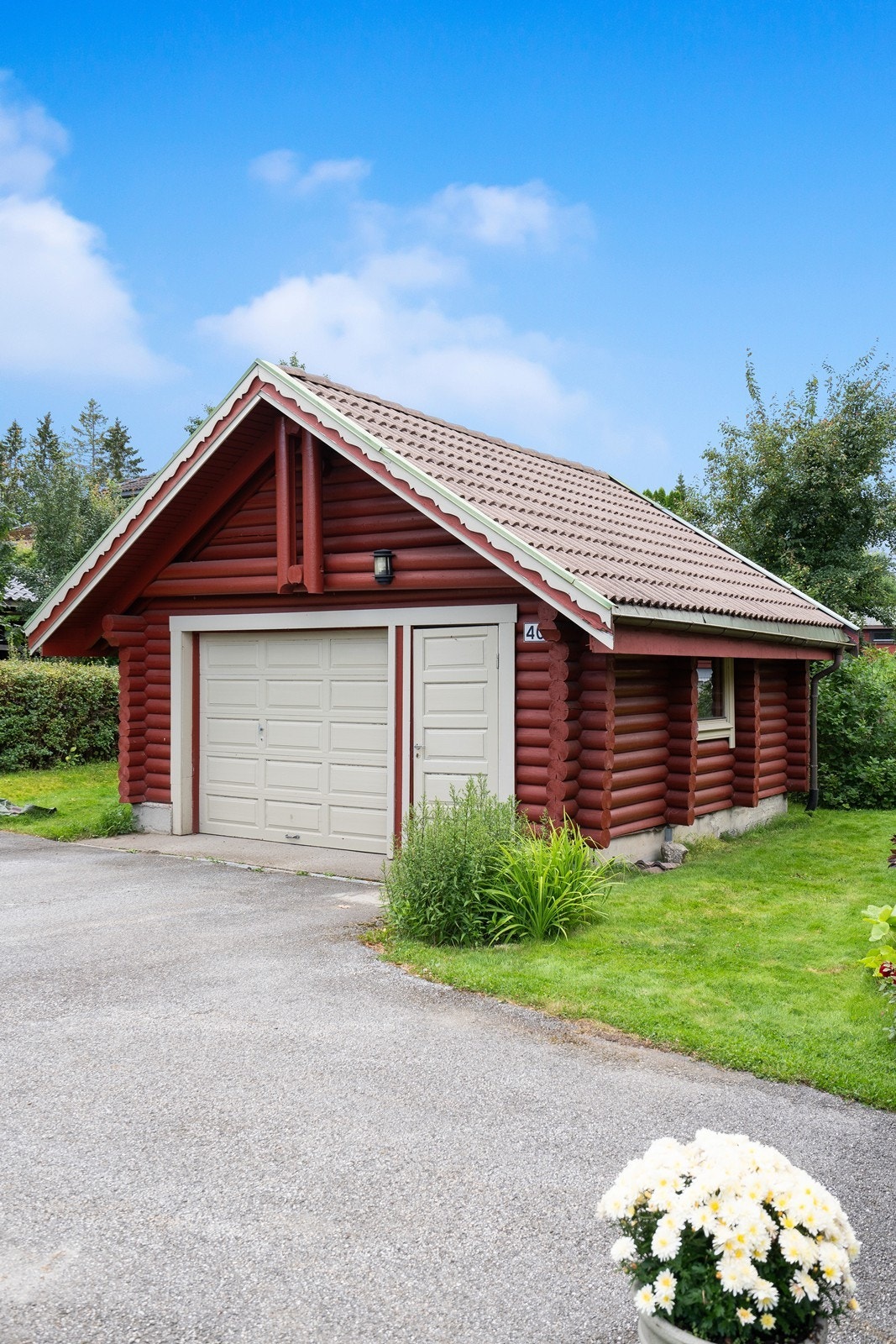 Godt med biloppstillingsplasser på egen gårdsplass i tillegg til garasje på 23 kvm. Galleribilde
