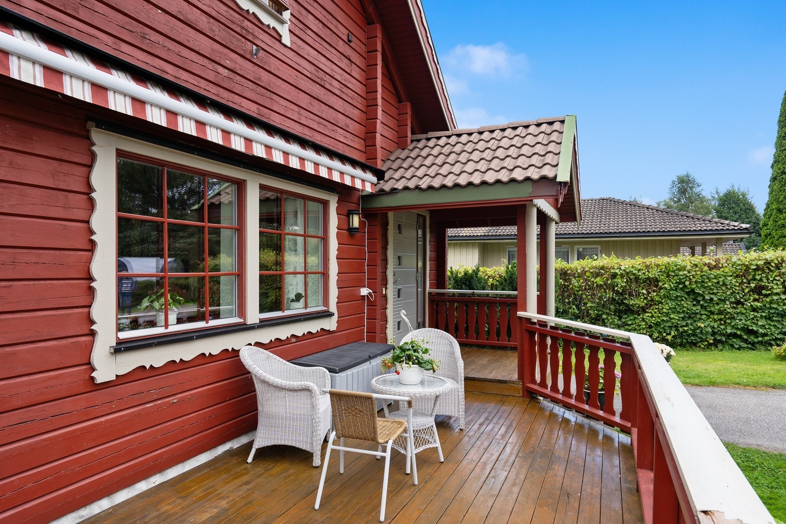 Et særedels hyggelig inngangsparti med terrasse som har plass til utemøbler og mer. Galleribilde