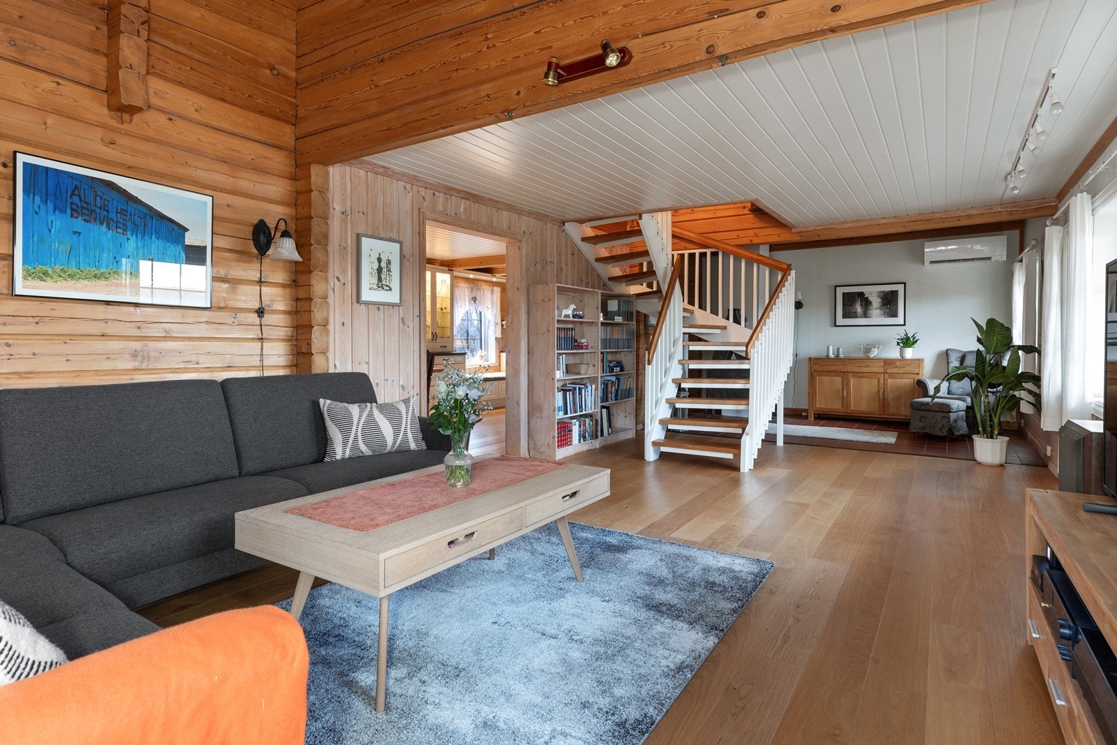 Rommet er delt inn i to avdelinger, med særdeles god takhøyde der sofaen står plassert i dag. Galleribilde