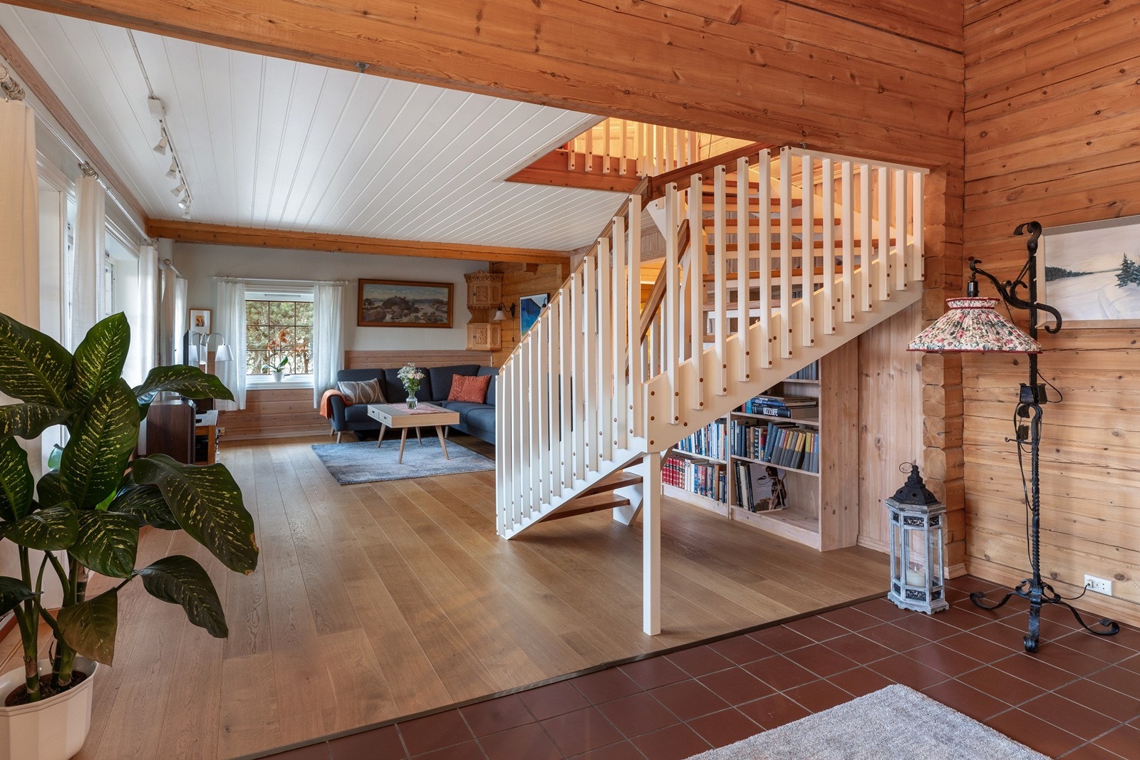 I 1. etasje finner du også den romslige stuen. Trappen leder opp til den øvre etasjen. Galleribilde