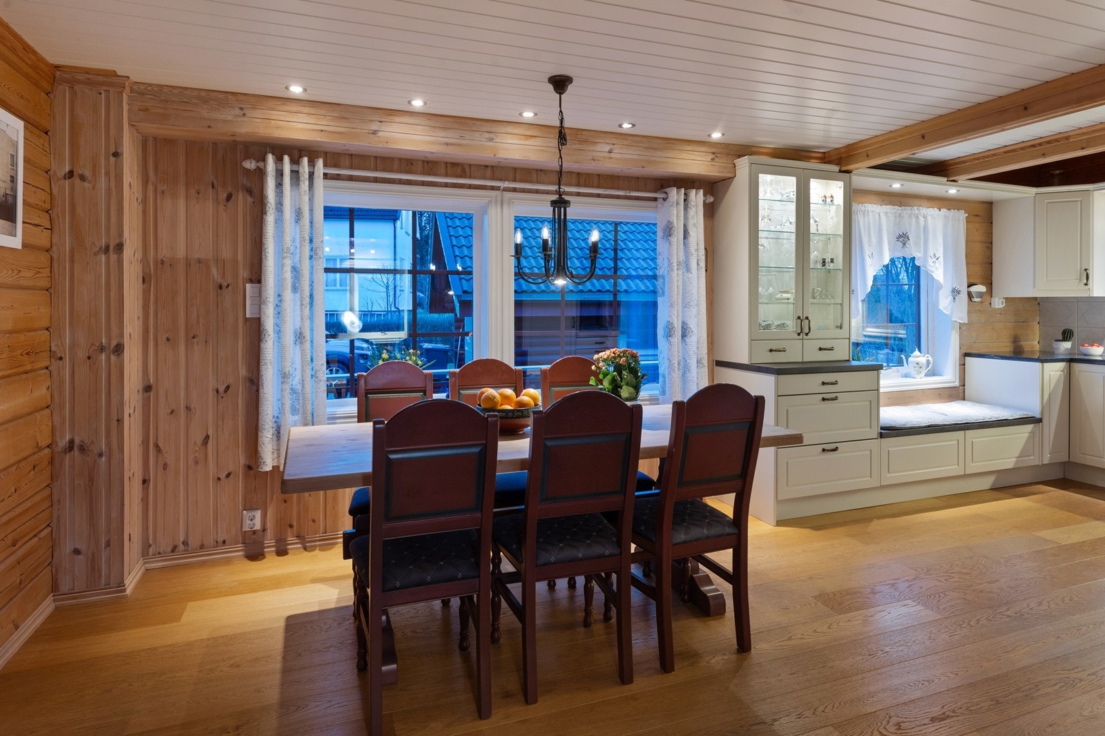 Kjøkken med god plass til å innrede stor spisegruppe for hyggelige måltider og sammenkomster. Galleribilde