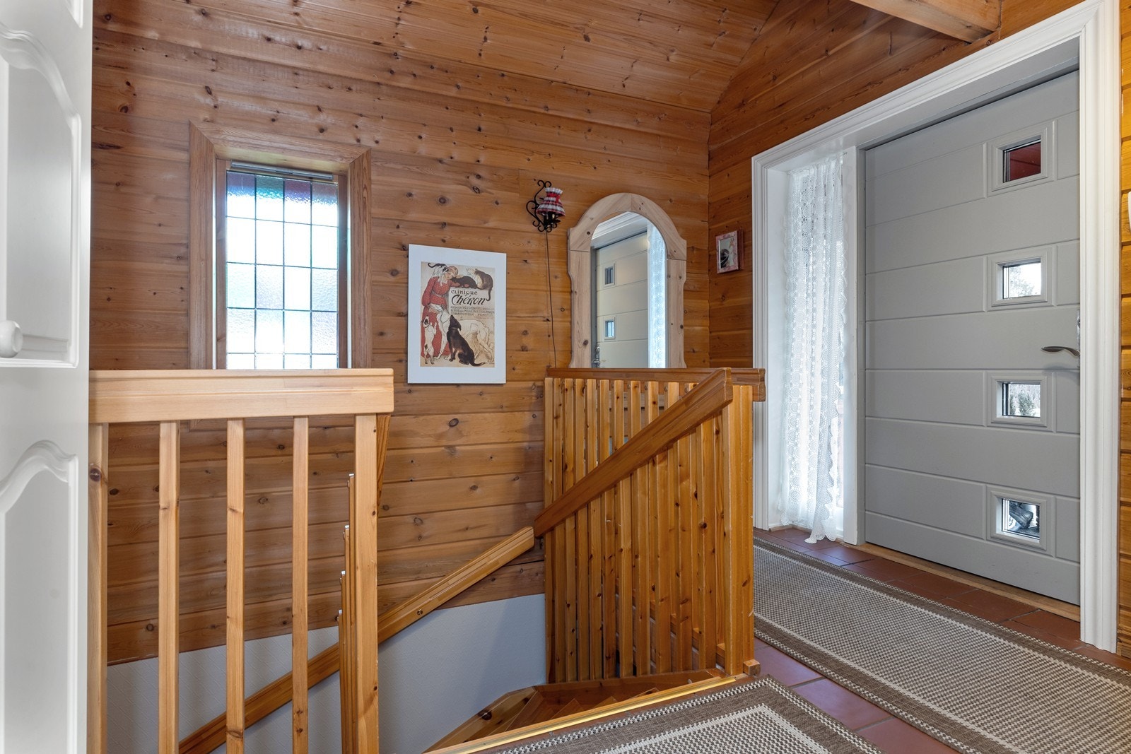 Inngangspartiet er innbydende med en moderne entrédør. Galleribilde