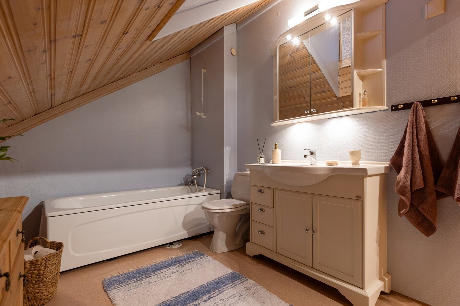 Badet er innredet med badekar, servant og wc. Rehabiliteringsbehov. Galleribilde