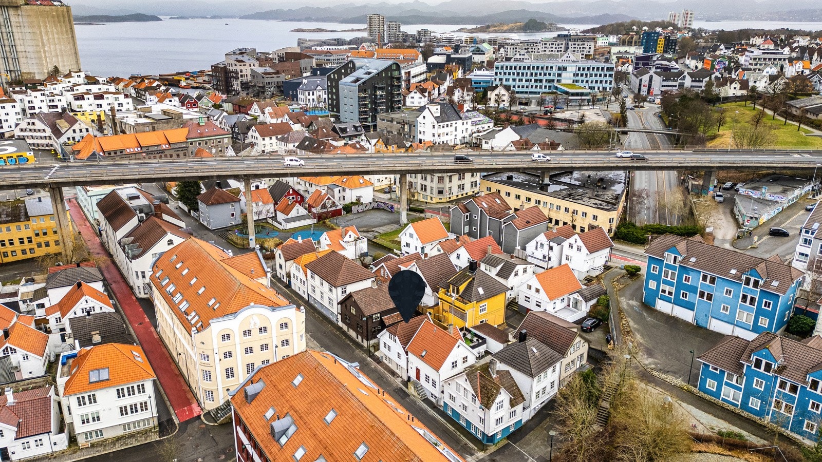 Boligen har en svært sentrumsnær beliggenhet, med alt en trenger innen gangavstand. Galleribilde