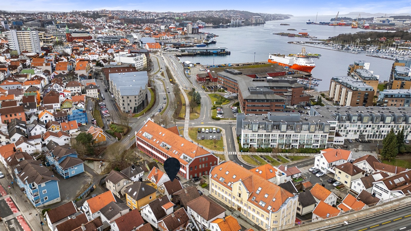 En kort spasertur unna ligger populære Pedersgata, med alle sine restauranter og myldrende liv. Galleribilde