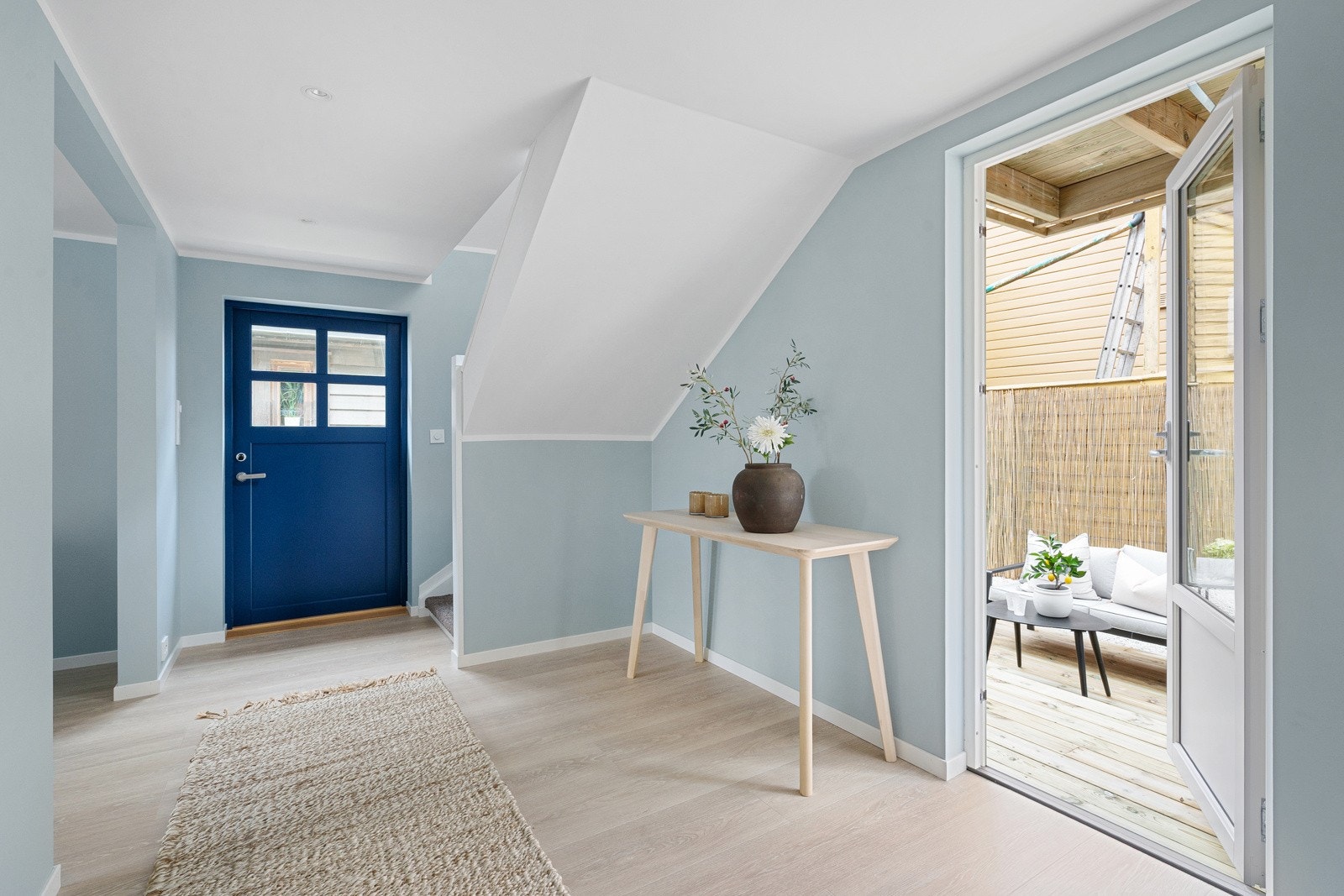 Lys og romslig entré, med utgang til pent opparbeidet uteområde. Galleribilde