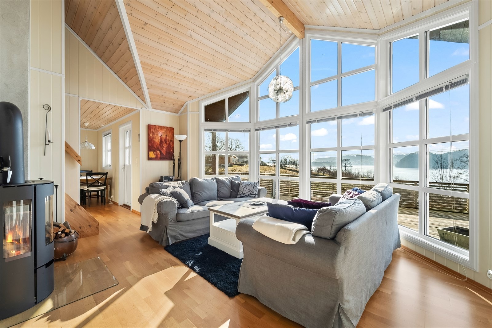 Stue med flott utsikt og godt lysinnslipp Galleribilde