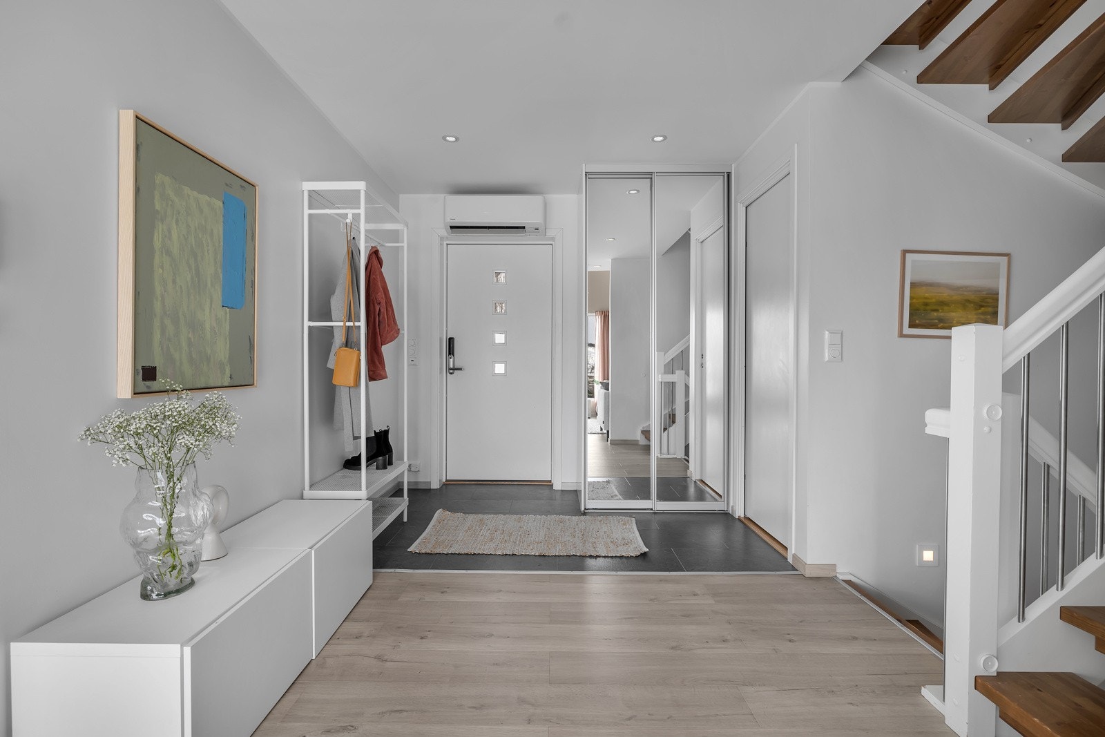 Velkommen inn! Det første som møter deg er dette fine inngangspartiet som leder deg til innvendig bod, gjestetoalett og vindere inn i boligen Galleribilde
