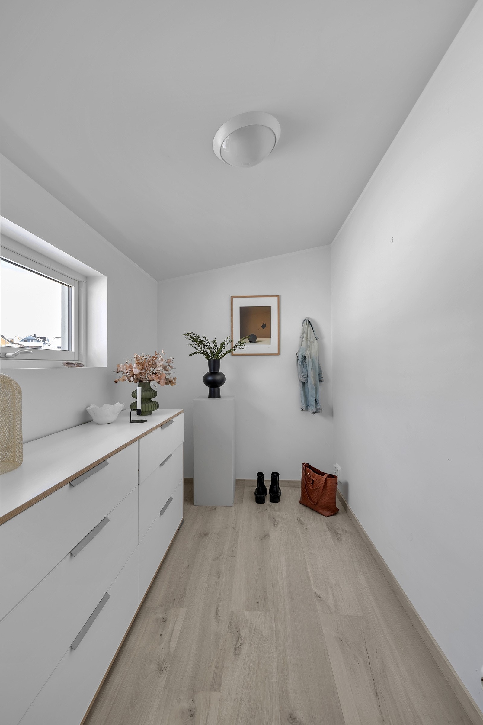 I denne etasjen finner du også dette praktiske rommet på ca. 4,5m2 som kan være et ideelt kontor Galleribilde