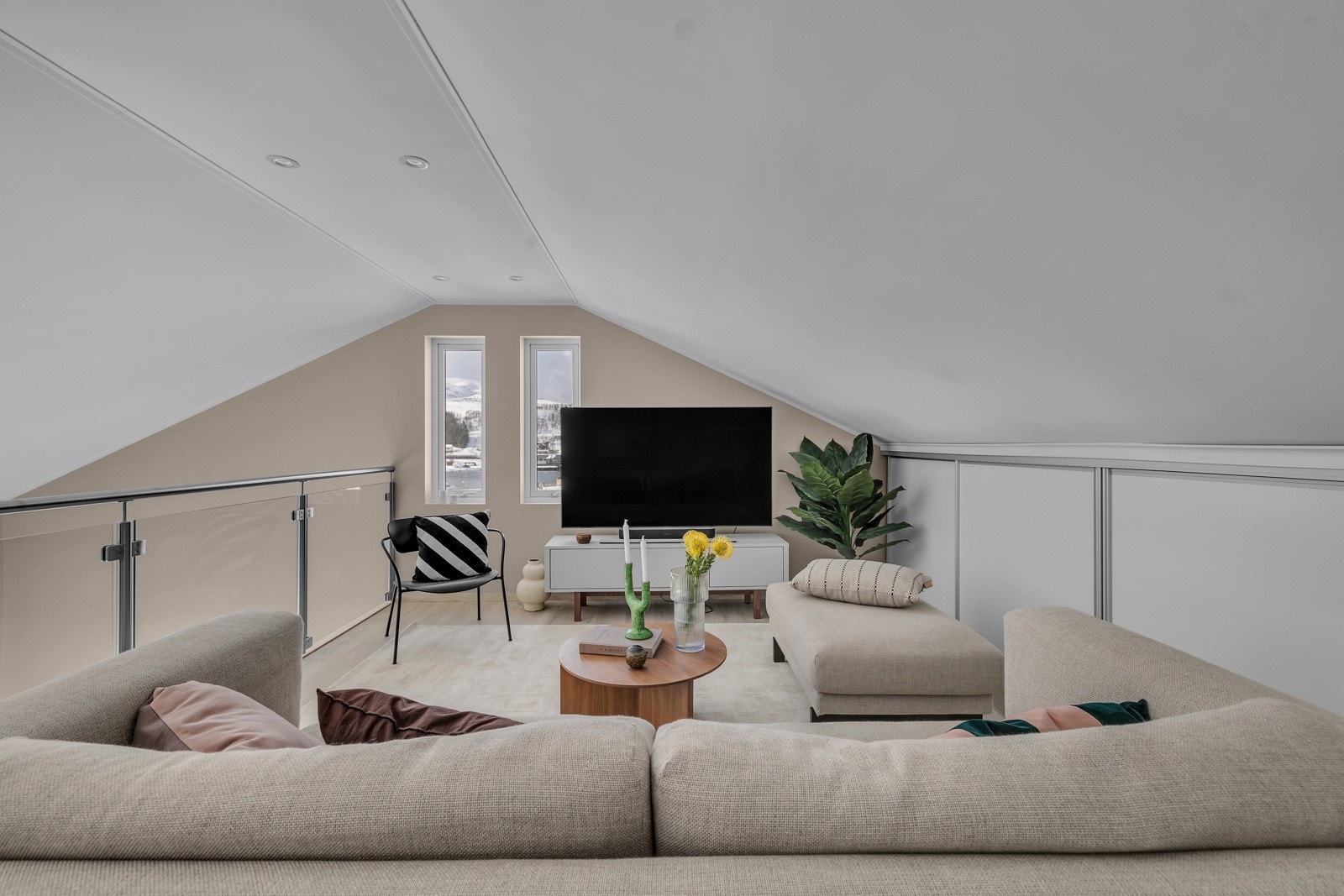 I boligens 2. etasje finner du denne flotte loftstua Galleribilde