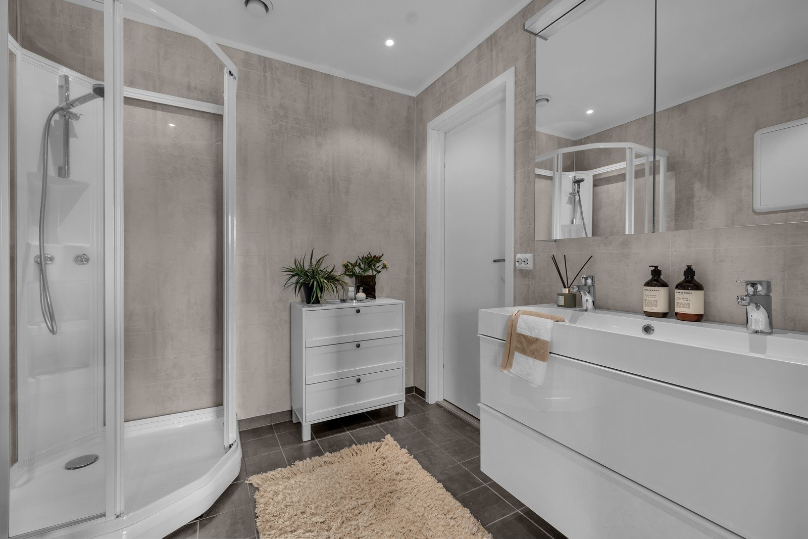 Badet er på ca. 5,5m2 og er utstyrt med fin innredning med heldekkende servant, dusjkabinett m.m. Galleribilde