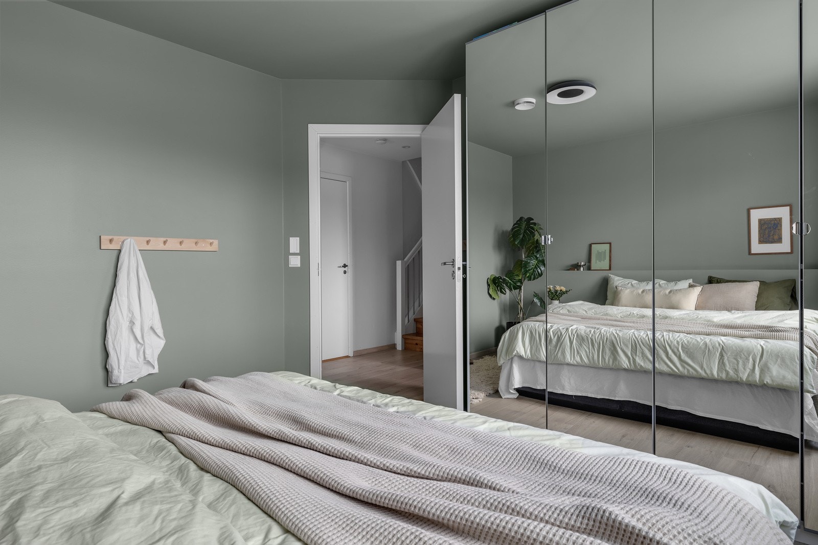 Også her finner du plass til stor seng og garderobe Galleribilde