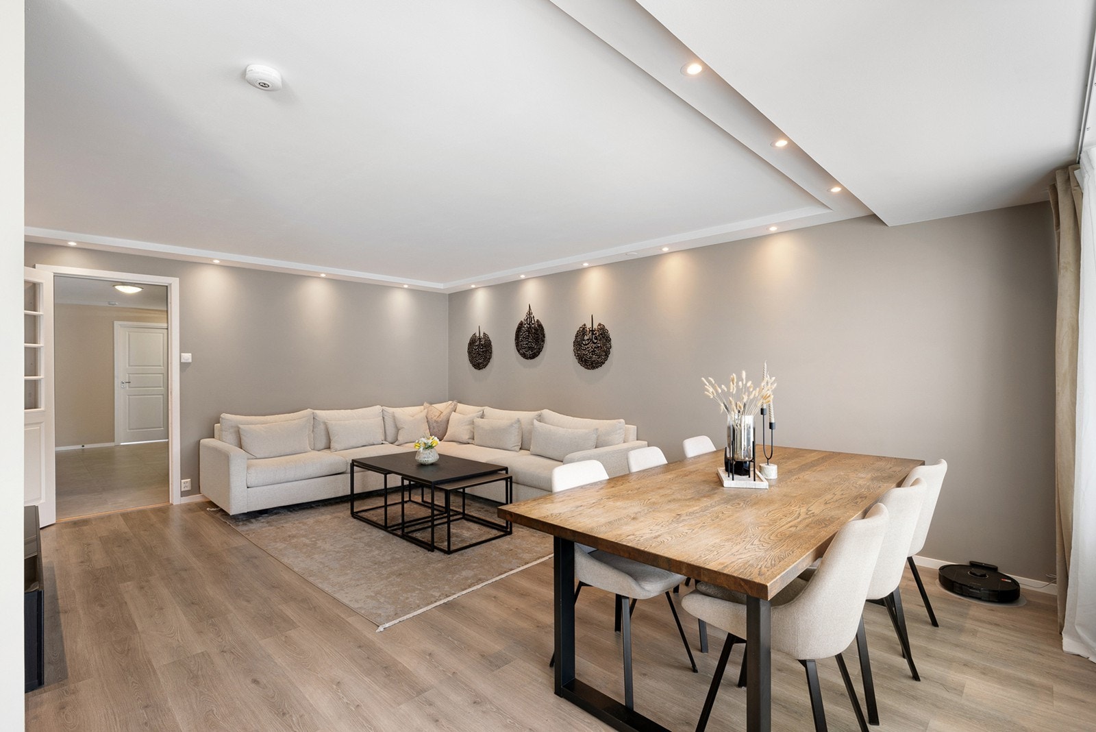 Det er fin utforming for sofagruppe og mediemøblement i egen sone, samt spisebord i praktisk tilknytning til kjøkkenet. Galleribilde