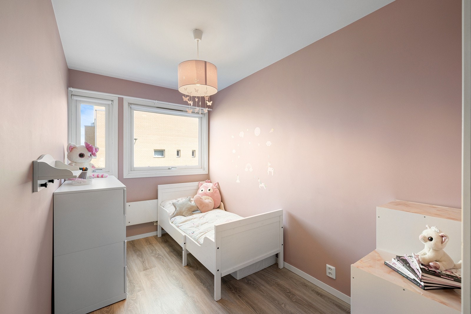 Soverom 2 - Et koselig barnerom med plass til seng og annet møblement. Galleribilde