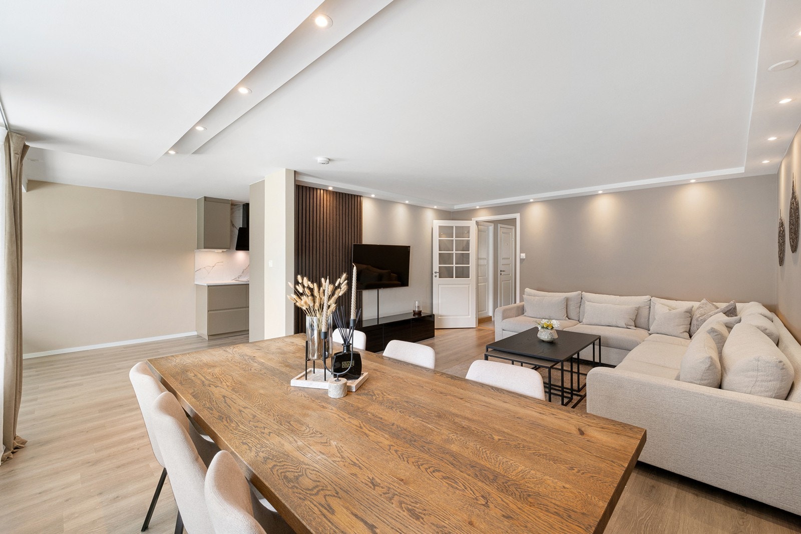 Stuen og kjøkkenet danner et åpent og virkelig lekkert allrom for hele familien, med gode lysforhold via store vindusflater i front. Galleribilde