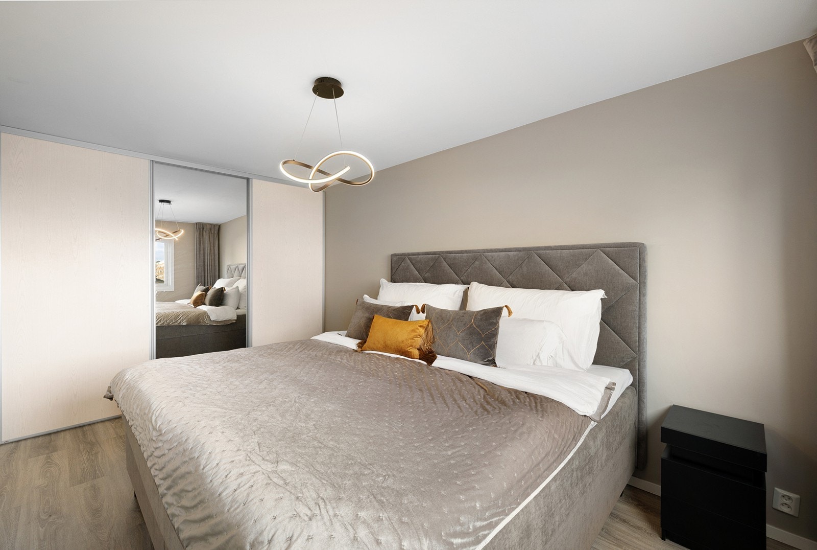 Soverom 1 - Soverommet har en stor skyvedørsgarderobe med god oppbevaringsplass. Galleribilde