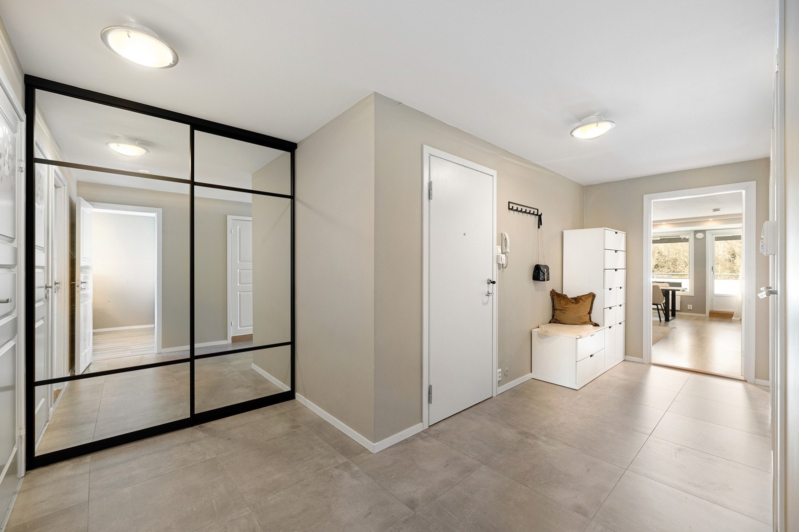 Vel innenfor døra blir du møtt av en innbydende entré med flislagt gulv med gulvvarme, og en flott skyvedørsgarderobe (Garderobe Mekk). Galleribilde