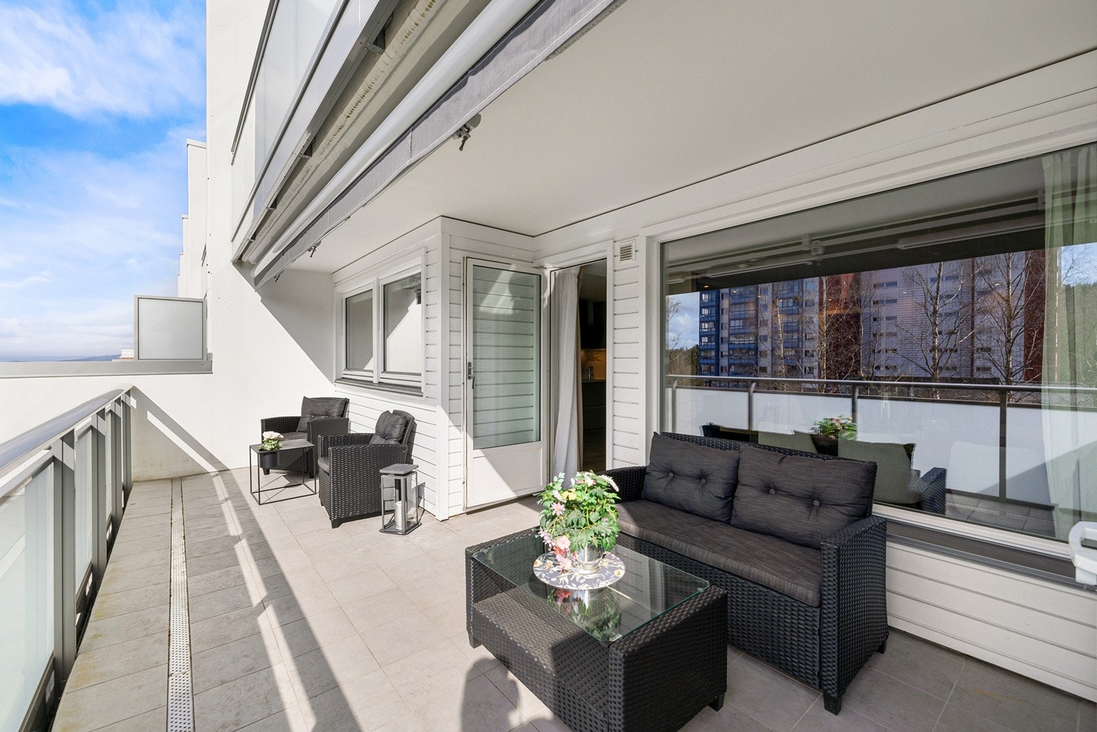 Her kan man skape en hyggelig ut uteplass med utemøblement og grill. Galleribilde