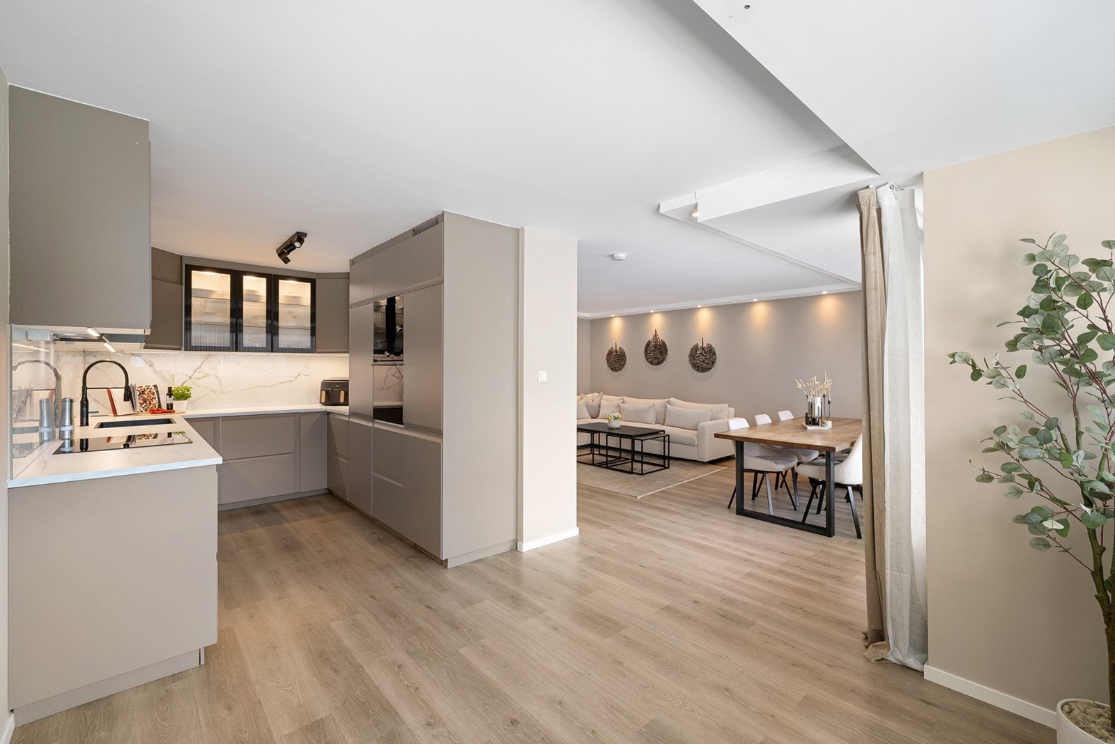 Hele leiligheten har blitt pusset opp i 2023 og har et moderne preg. Galleribilde