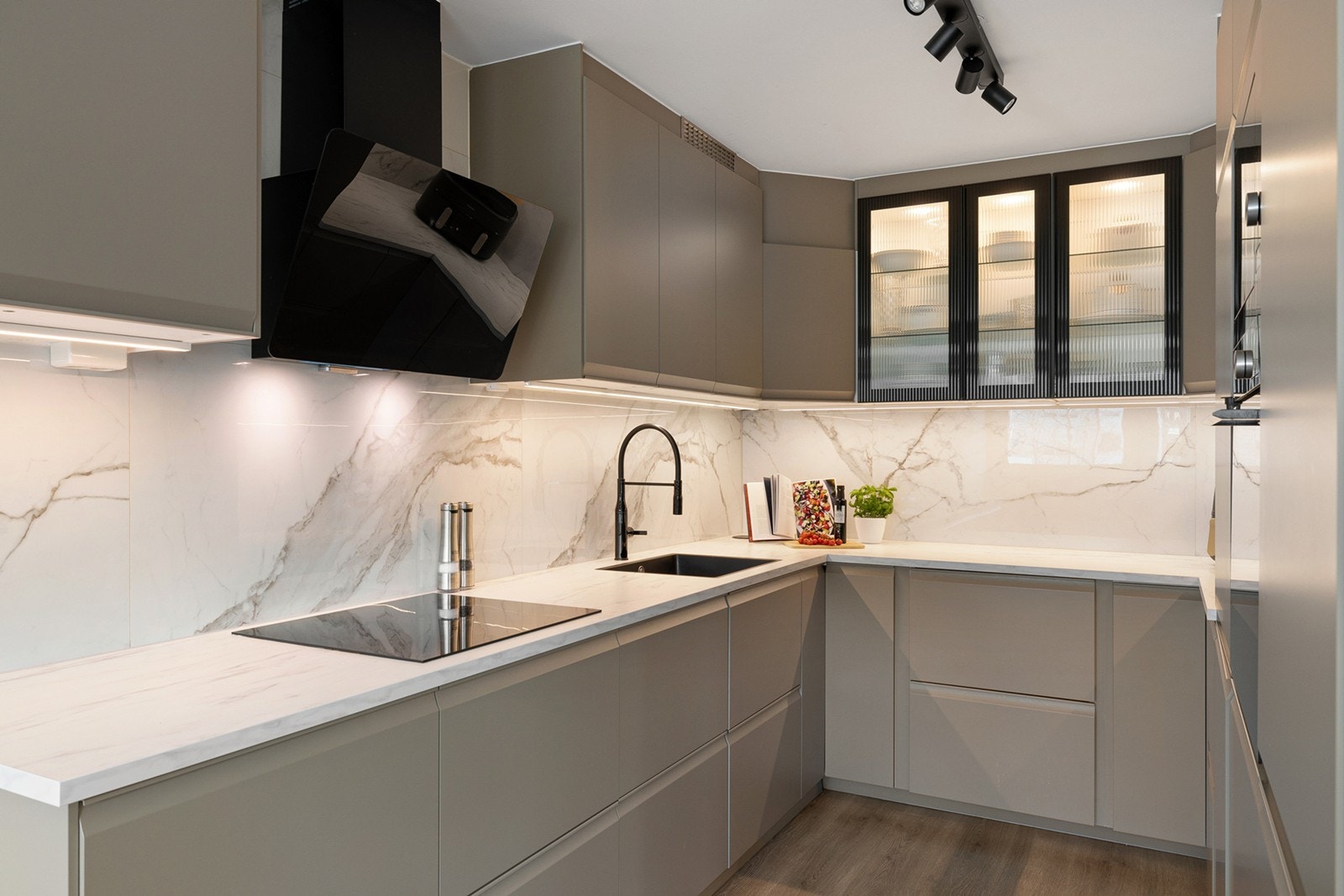 Av hvitevarer har kjøkkenet integrerte hvitevarer som oppvaskmaskin, komfyr, platetopp, ventilator, mikrobølgeovn og kjøleskap. Galleribilde