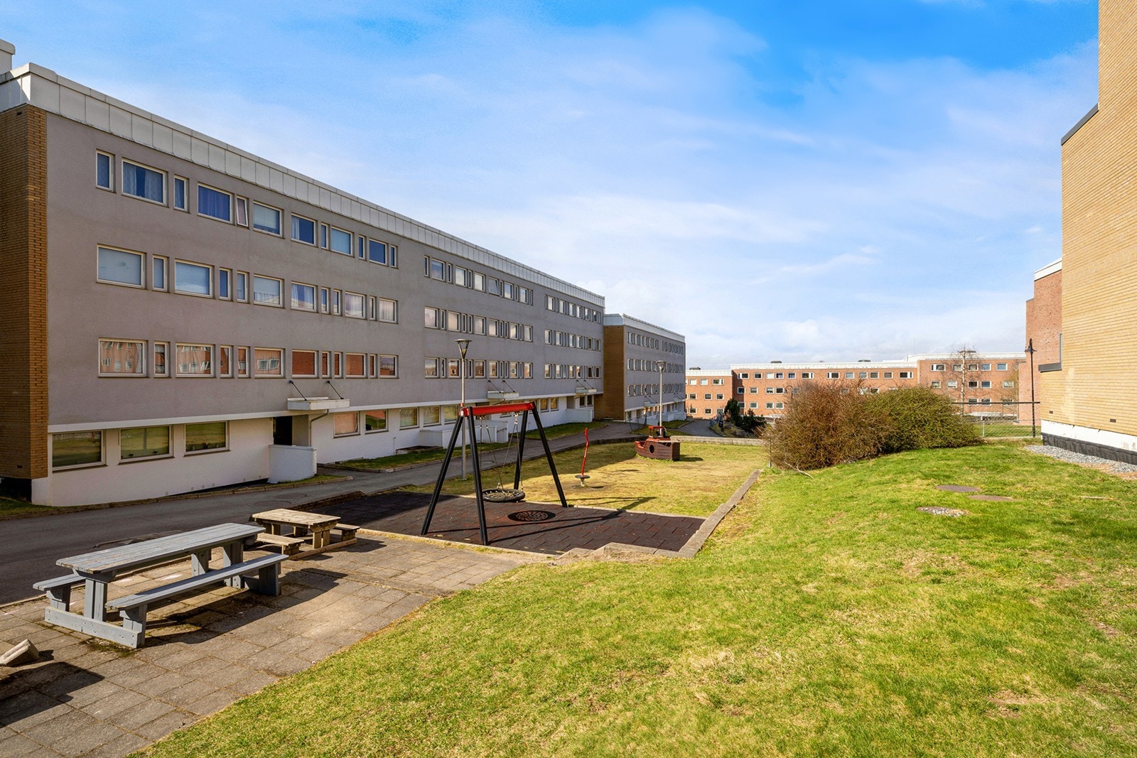 Borettslaget har bilfrie internveier, og det er bilfri vei til barnehage, skole og matubutikk. Galleribilde