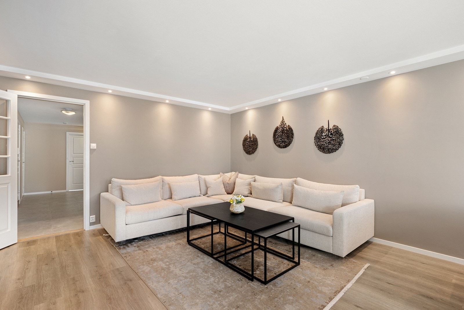 På gulvet er det pent laminatgulv, mens veggflater er malt i lun farge og det er downlightskasse i taket. Galleribilde