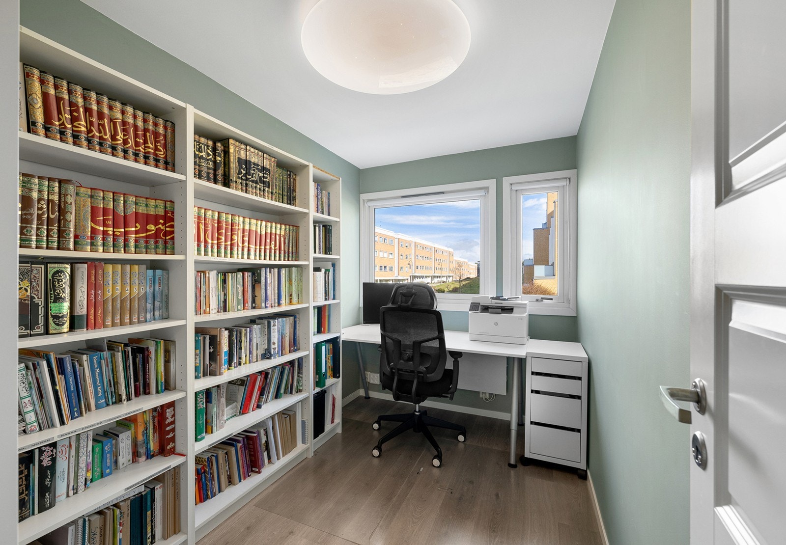 Soverom 3 - Et lyst og pent soverom som
brukes som hjemmekontor/bibliotek. Galleribilde